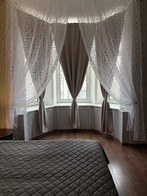 Suite | Tabla de planchar con plancha, wifi gratis, ropa de cama