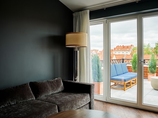 Ropa de cama de alta calidad y caja de seguridad en la habitación