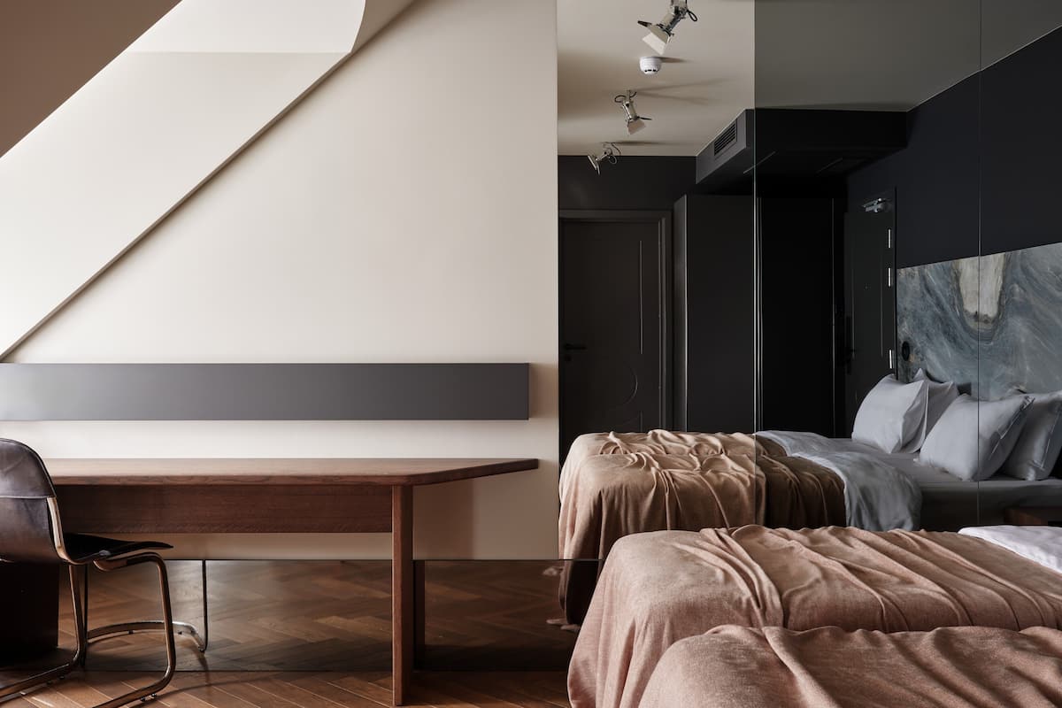 Ropa de cama de alta calidad y caja de seguridad en la habitación
