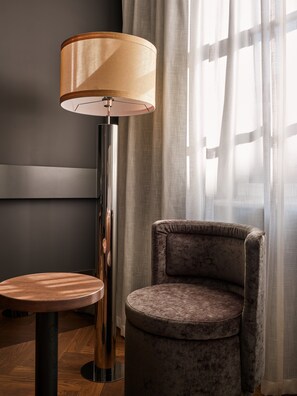 Ropa de cama de alta calidad y caja de seguridad en la habitación