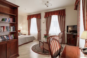 Superior Room, 1 Queen Bed, Non Smoking | Hypo-allergenic bedding, minibar, in-room safe, desk