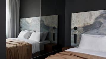 Ropa de cama de alta calidad y caja de seguridad en la habitación