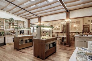 Breakfast (EUR 10 per person)