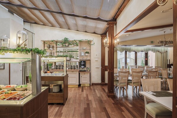 Breakfast (EUR 10 per person)
