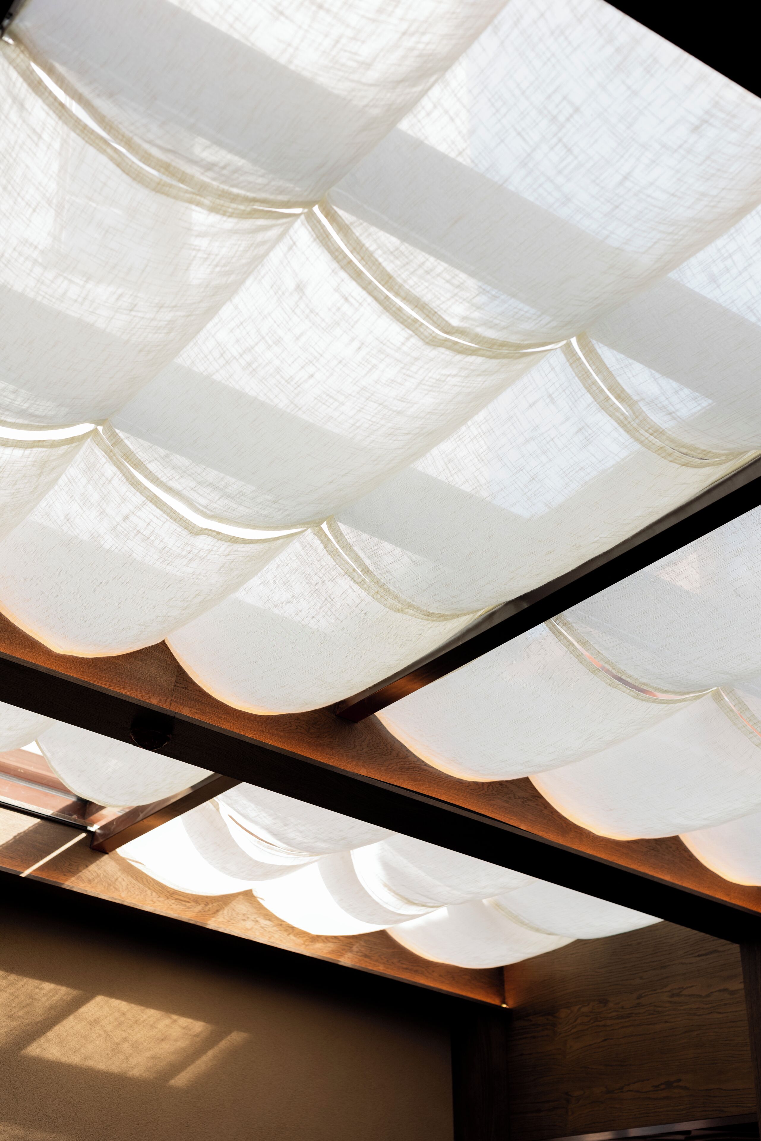 Un soffitto con un motivo geometrico realizzato con pannelli traslucidi.