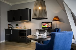 Large Studio | Private kitchen | Fridge, microwave, stovetop, coffee/tea maker