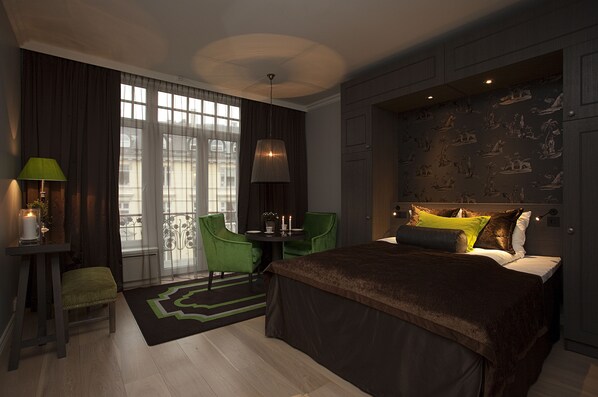 Double Studio | Living area | 26-inch flat-screen TV with digital channels, TV