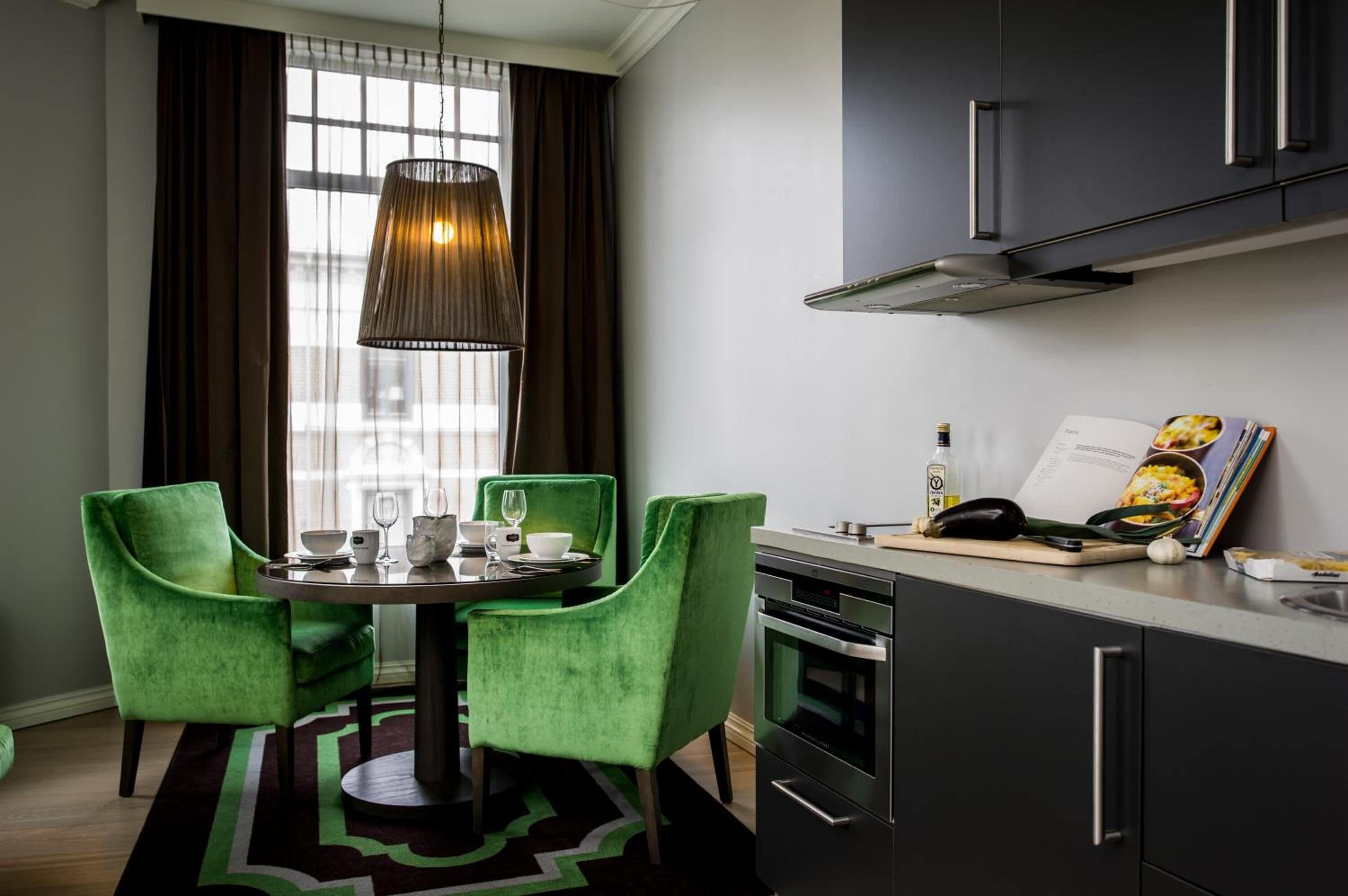Large Studio | Cucina privata | Frigorifero, microonde, piano cottura, macchina per tè/caffè