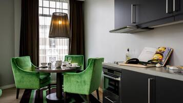 Large Studio | Cucina privata | Frigorifero, microonde, piano cottura, macchina per tè/caffè