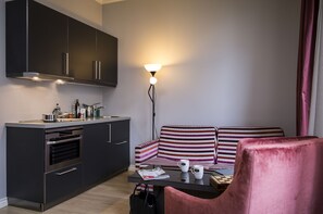 Double Studio | Private kitchen | Fridge, microwave, stovetop, coffee/tea maker