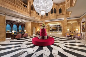 Minibar, safe på rommet, skrivebord og skrivebord for bærbar PC