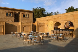 2 restaurants, lunch served