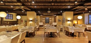 朝食、ランチ、ディナーに営業