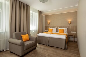 Cofres nos quartos, escrivaninha, espaço de trabalho para notebook