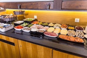 Buffet déjeuner (12 EUR par personne)