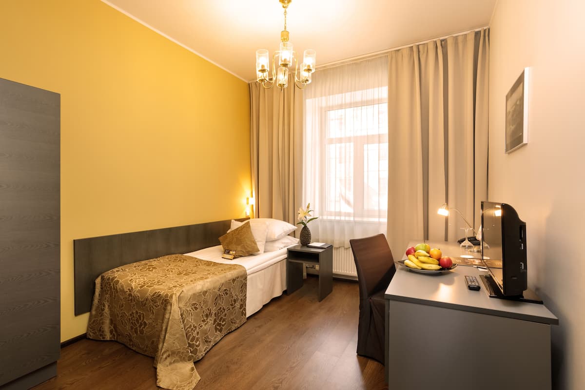 Safe på rommet, skrivebord og skrivebord for bærbar PC