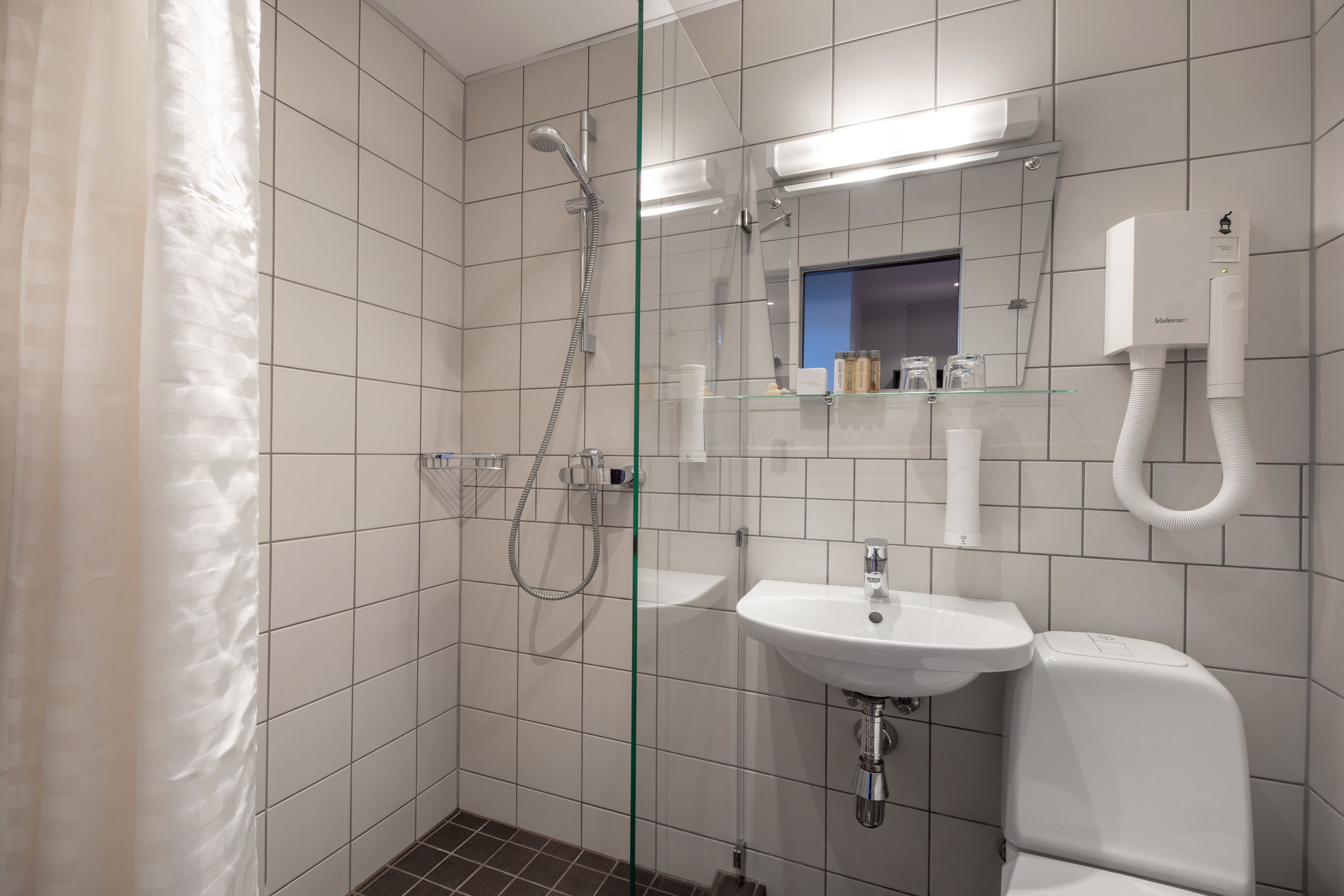 standard room | bathroom | free toiletries, hair dryer, towels