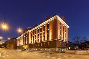 Façade de l’hébergement - soirée/nuit