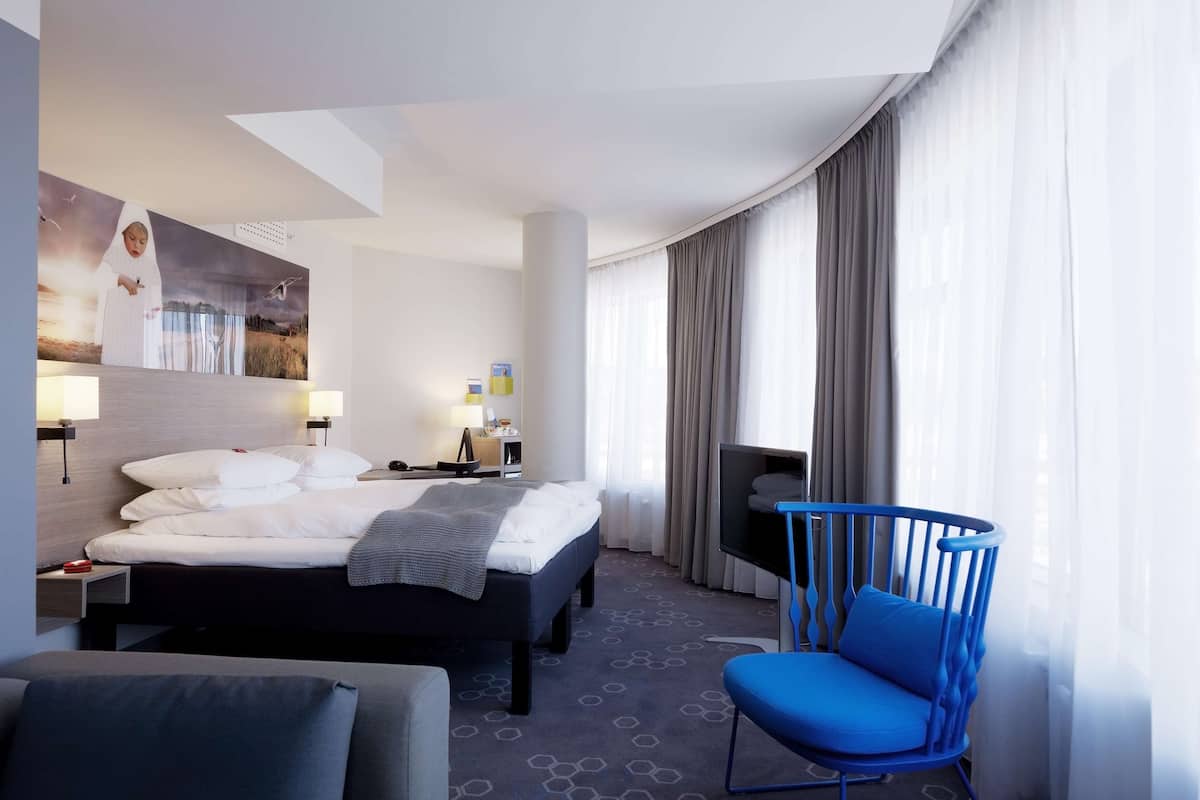 Suite junior | Escritorio, espacio para trabajar con laptop y cortinas blackout