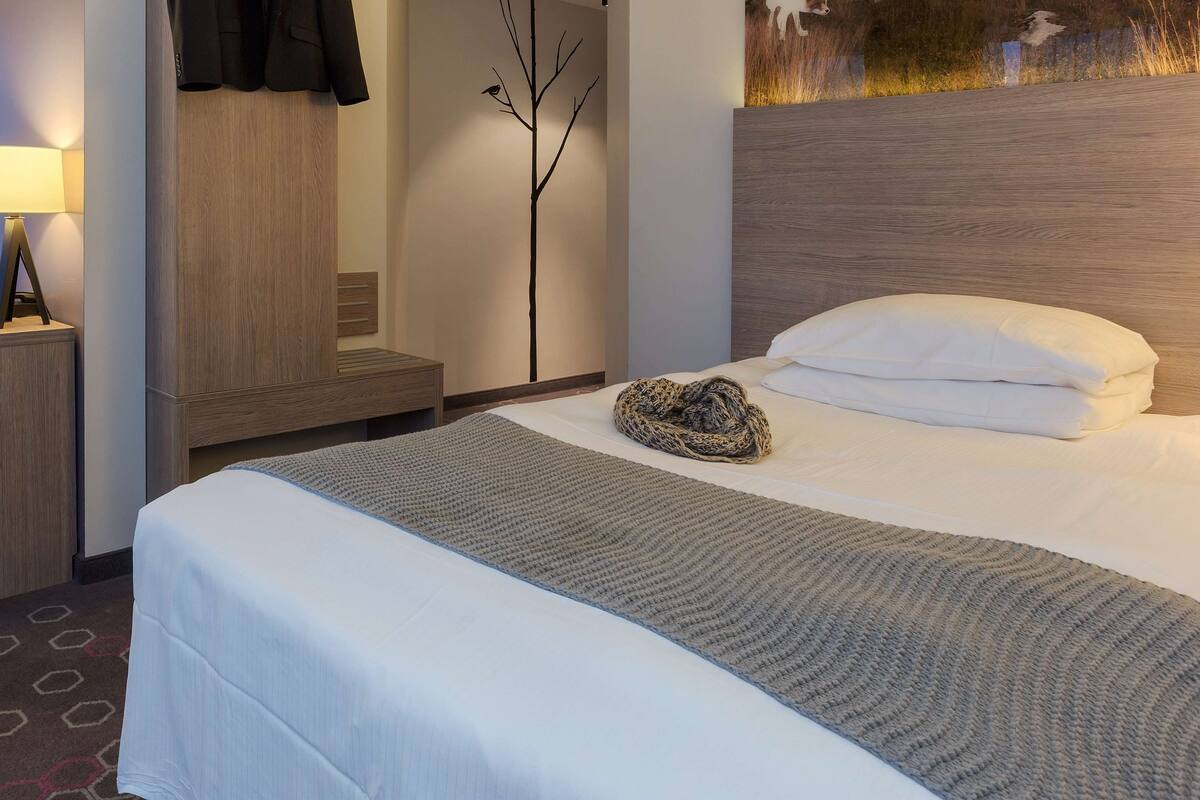 standard single room | desk, laptop workspace, blackout curtains, free wifi