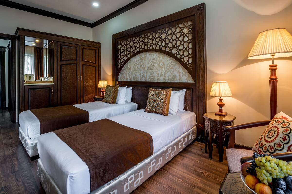 Twin Room | In-room safe, desk, laptop workspace, soundproofing
