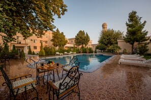 Una piscina al aire libre de temporada