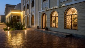واجهة المنشأة - في المساء/الليل