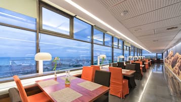 Desayuno buffet todos los días (EUR 12 por persona)