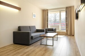 Large Family Room ( Spa Class) | Cofres nos quartos, escrivaninha, cortinas blackout, Wi-Fi de cortesia