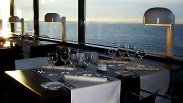 Breakfast, lunch, dinner served; international cuisine, ocean views
