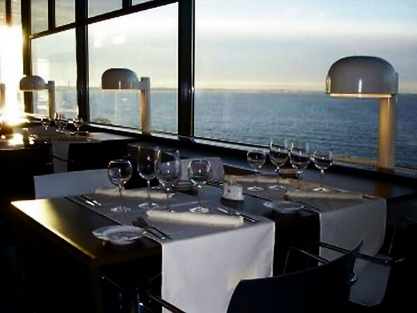 Serveert ontbijt, lunch, internationale gerechten, uitzicht op de zee