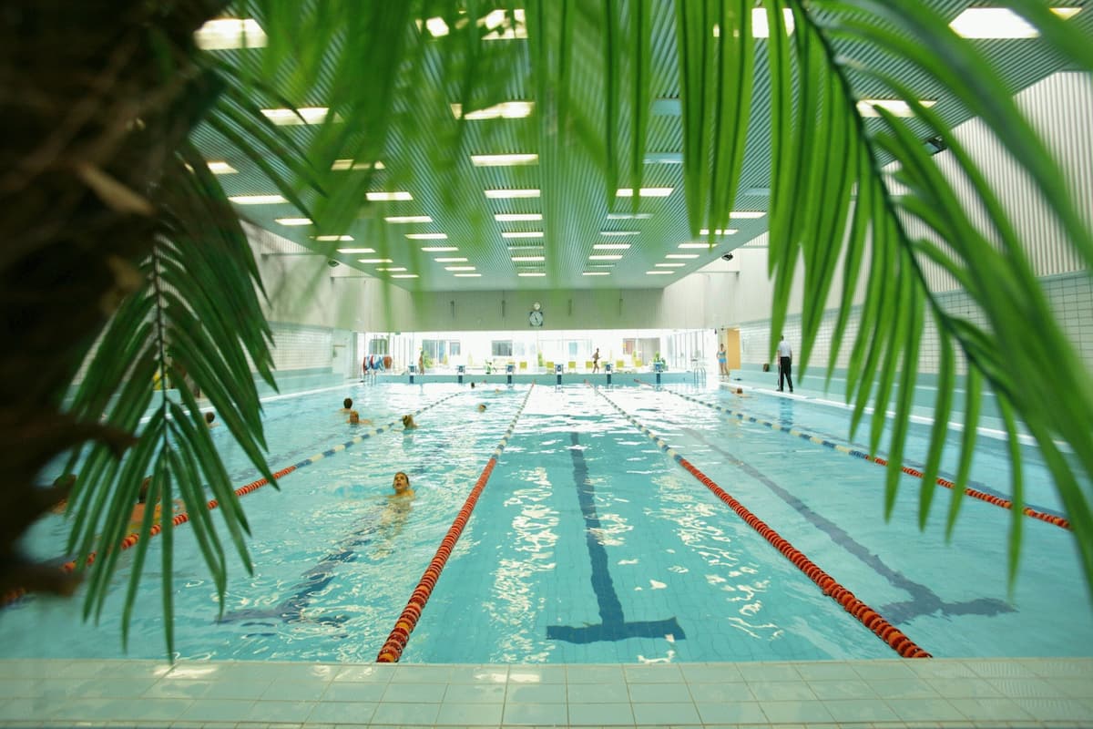 Une piscine intérieure avec des lignes de démarcation bien visibles et un sol carrelé.