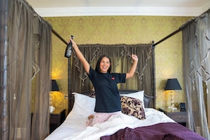 Chambre Double Supérieure (with Four Poster Bed)