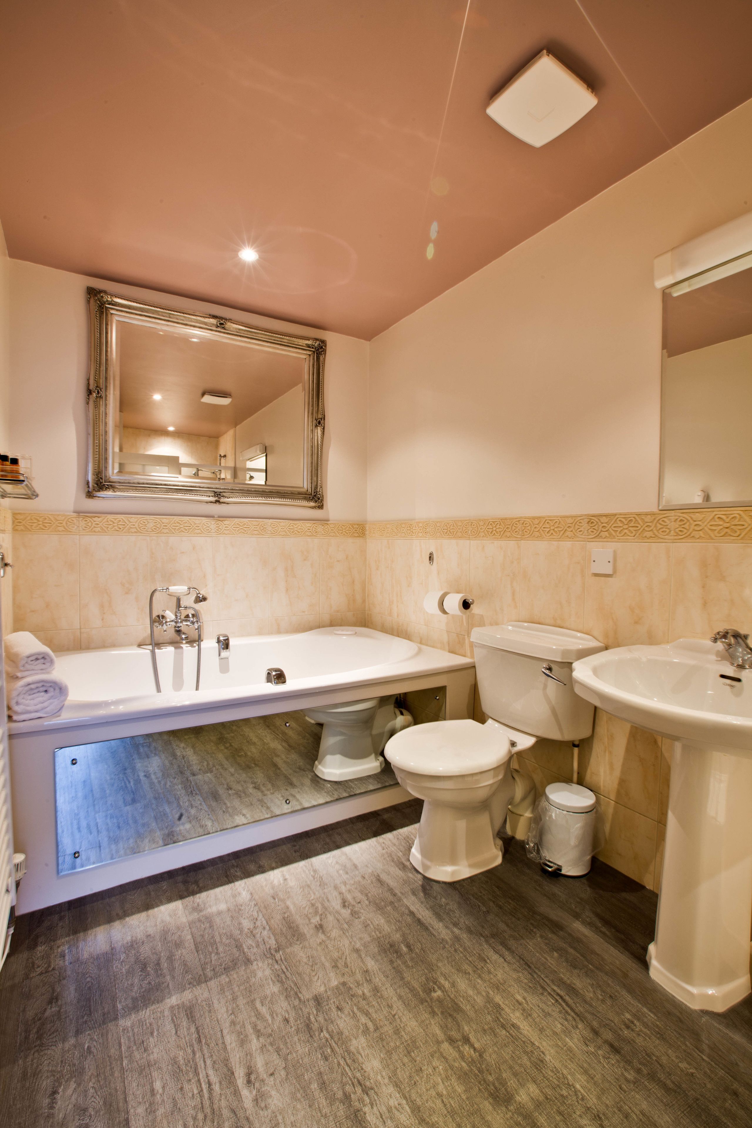 suite, no windows (internal, roof lantern wind) | bathroom | combined shower/bathtub, free toiletries, hair dryer, towels