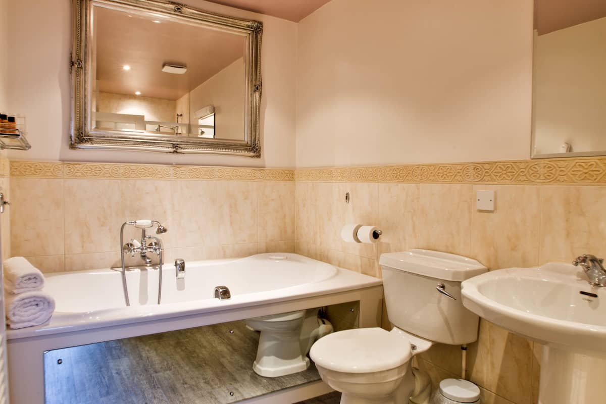 suite, no windows (internal, roof lantern wind) | bathroom | combined shower/bathtub, free toiletries, hair dryer, towels