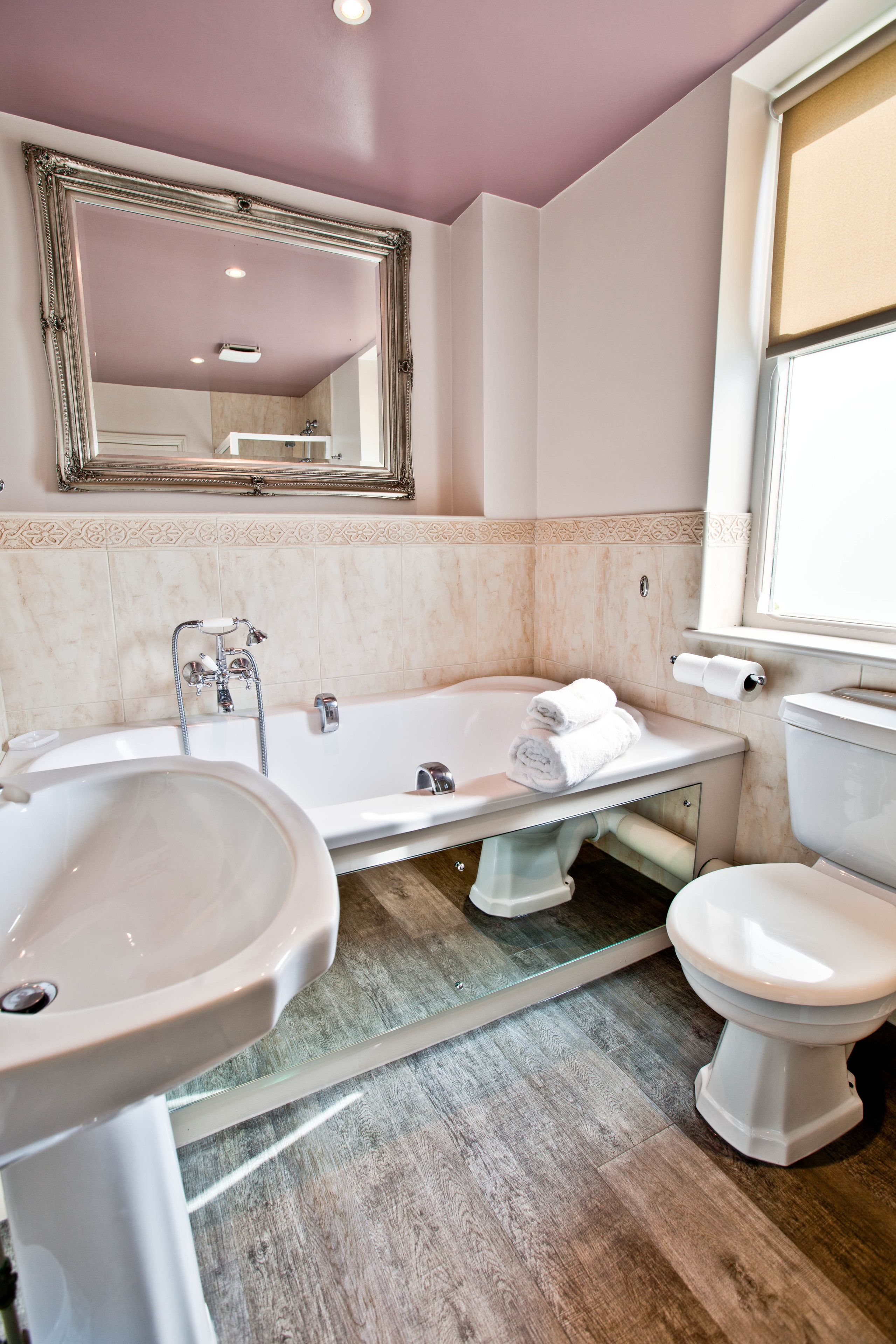 suite (external) | bathroom | combined shower/bathtub, free toiletries, hair dryer, towels