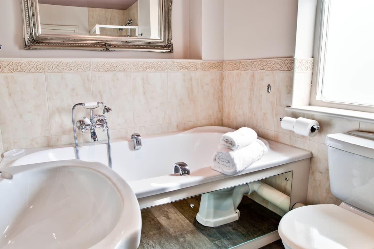 suite (external) | bathroom | combined shower/bathtub, free toiletries, hair dryer, towels