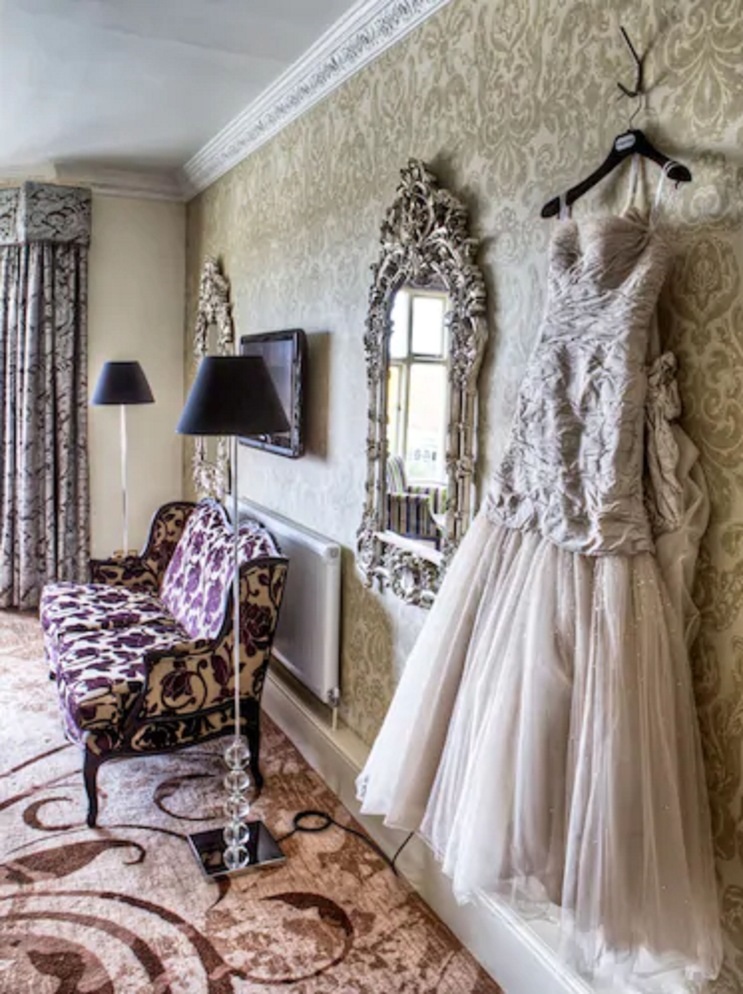 superior double room (with four poster bed) | living area | flat-screen tv