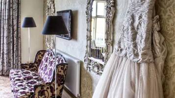 Superior Double Room (with Four Poster Bed) | Living area | Flat-screen TV
