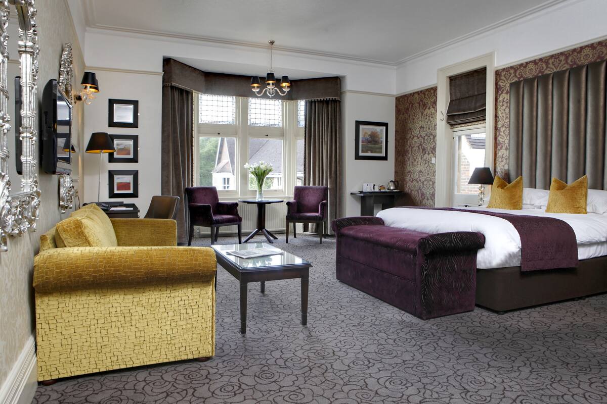 Feature Room | In-room safe, desk, iron/ironing board, WiFi (free)