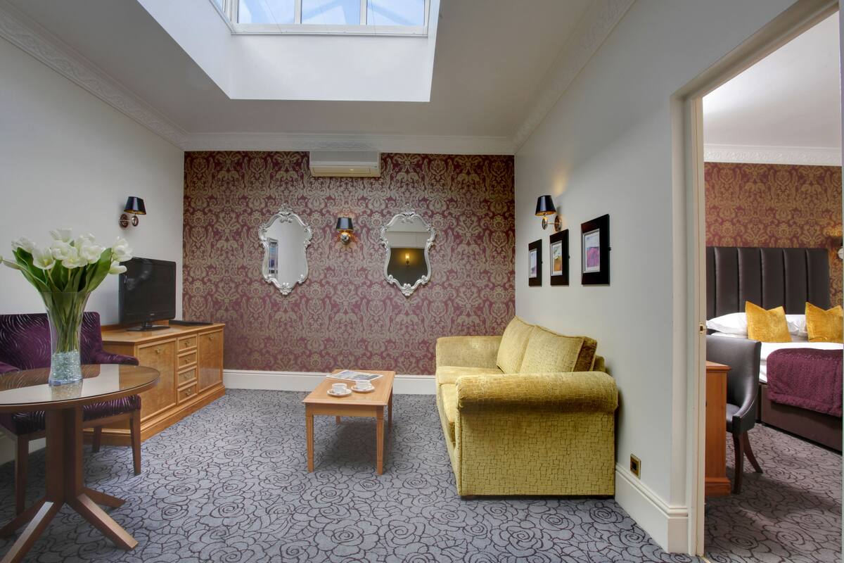 Suite, No Windows (Internal, Roof Lantern wind) | In-room safe, desk, iron/ironing board, WiFi (free)