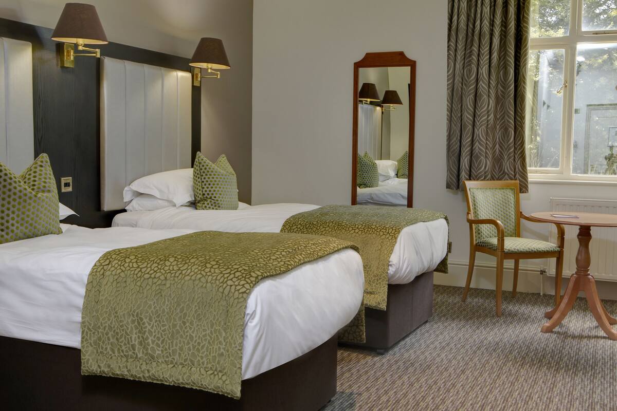 Executive Twin Room (Extra) | In-room safe, desk, iron/ironing board, WiFi (free)