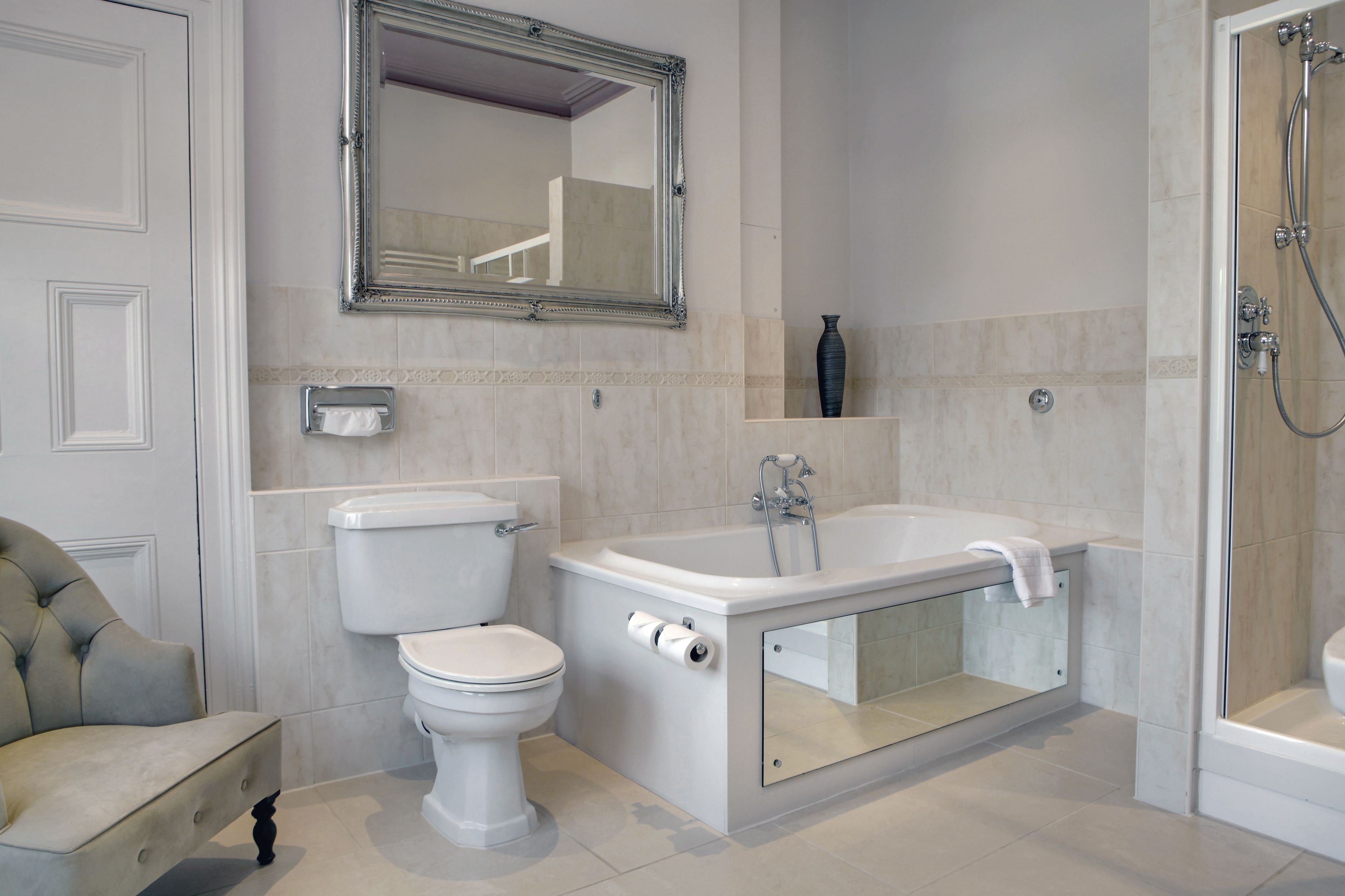 feature room | bathroom | combined shower/bathtub, free toiletries, hair dryer, towels