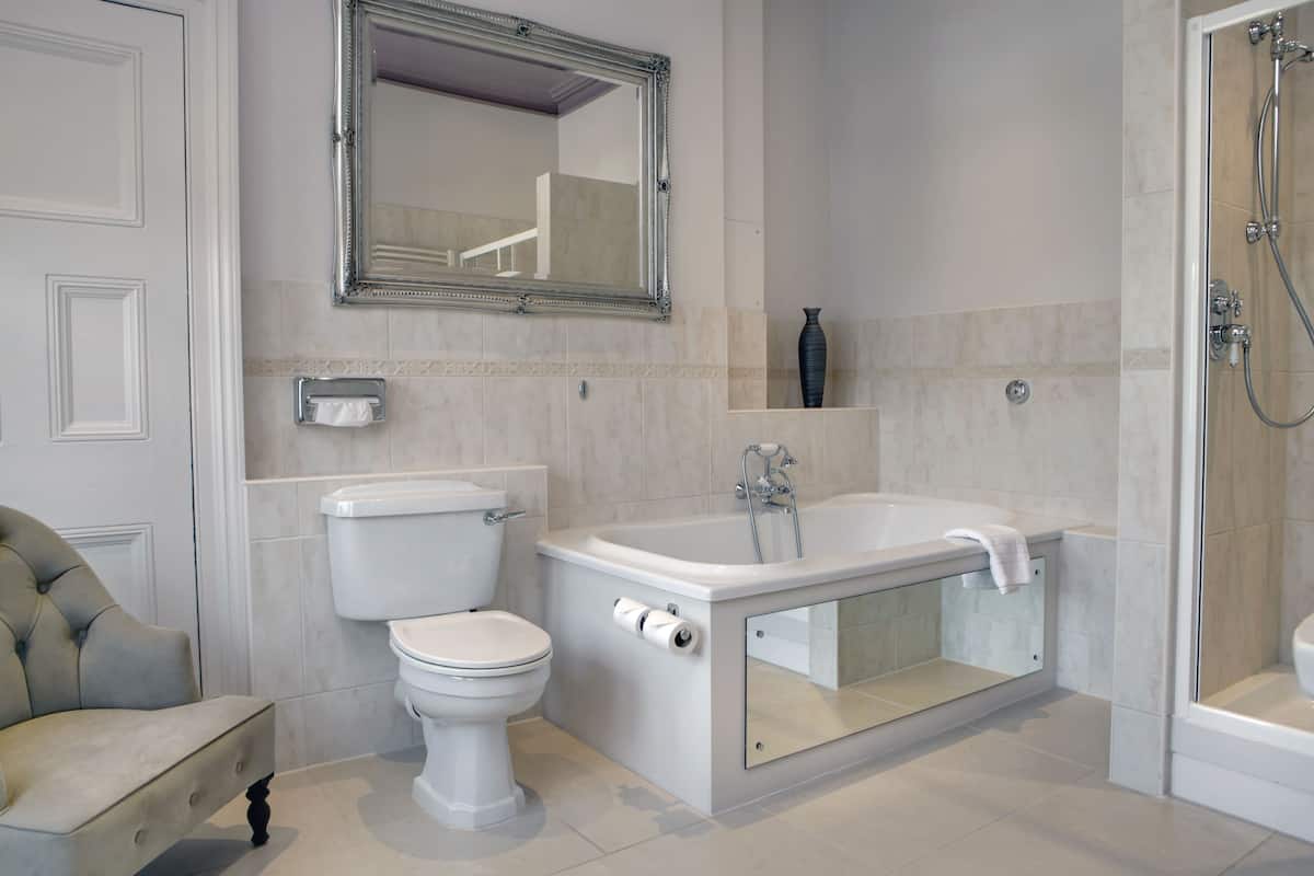 feature room | bathroom | combined shower/bathtub, free toiletries, hair dryer, towels