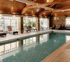 Indoor pool, outdoor pool, sun loungers - Pontlands Park (Chelmsford)