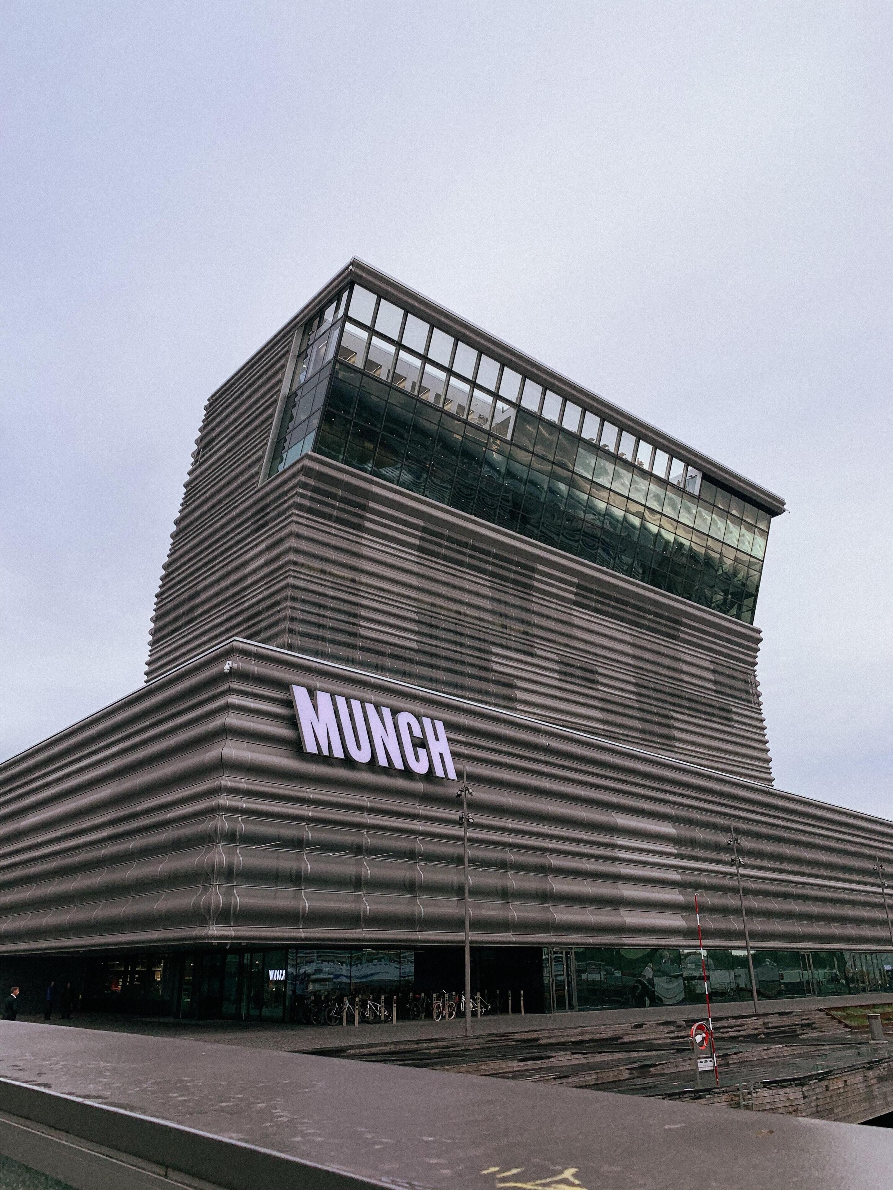 Un edificio moderno con un llamativo letrero que dice 'MUNCH' en la fachada.