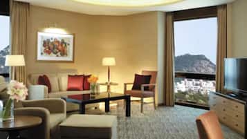 Junior suite, 1 kingsize bed | Woonkamer | Ledtelevisie