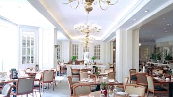 Desayuno buffet (KRW 45000 por persona)