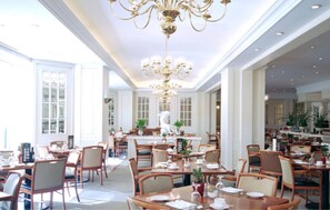 Daily buffet breakfast (KRW 45000 per person)