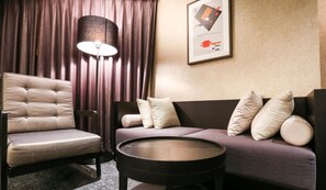 2 bedrooms, in-room safe, blackout curtains, Internet